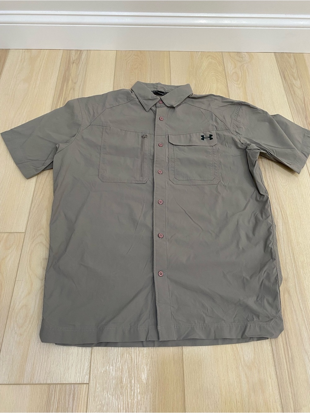 Under Armour Shirt Men M Vented Fishing Heatgear Tan Loose Fit Button Up